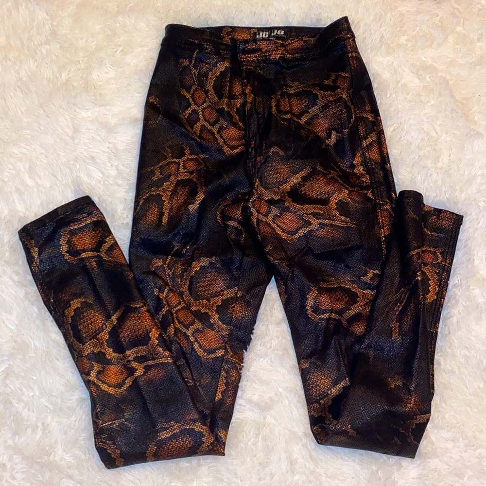Skinny pants.